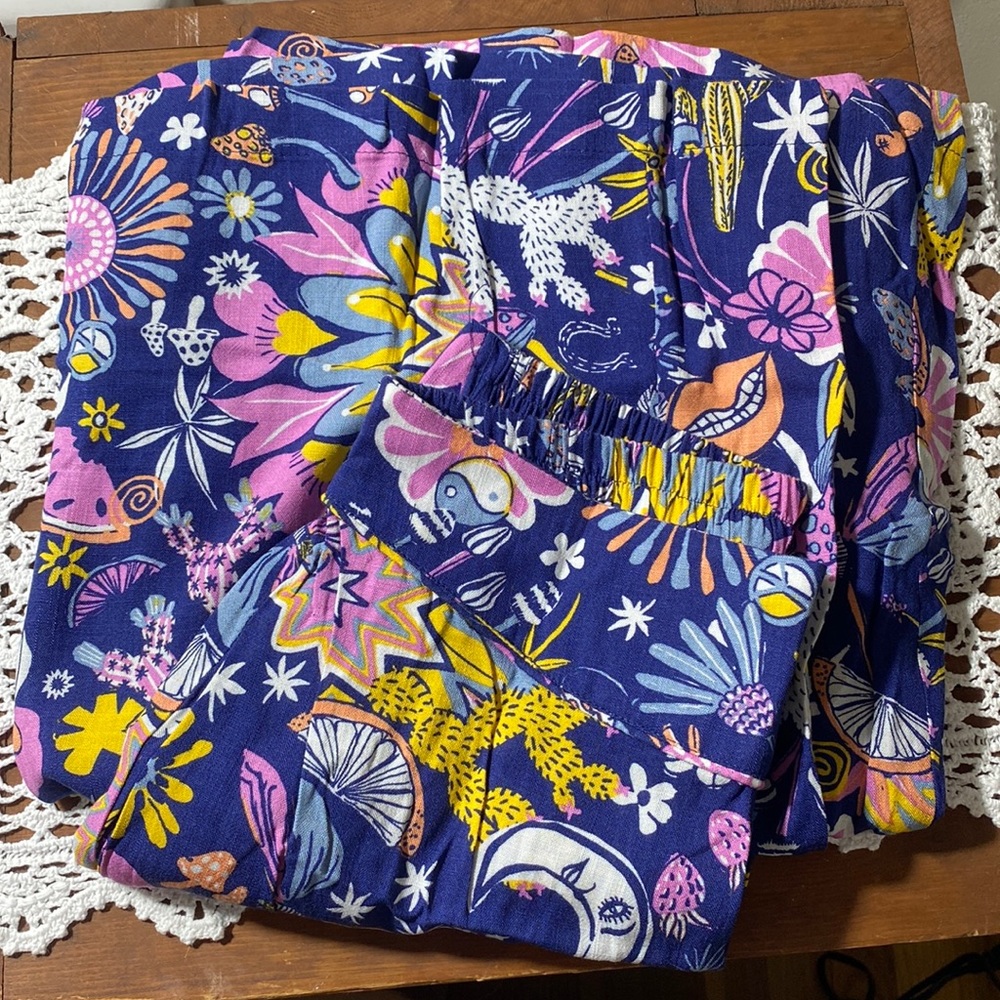 Super cute pattern wide leg pants NWOT